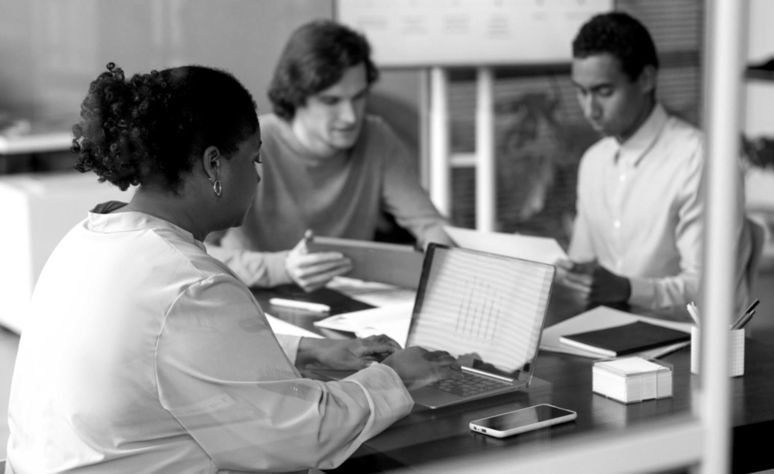 Sessione di pianificazione finanziaria con materiali didattici e documenti